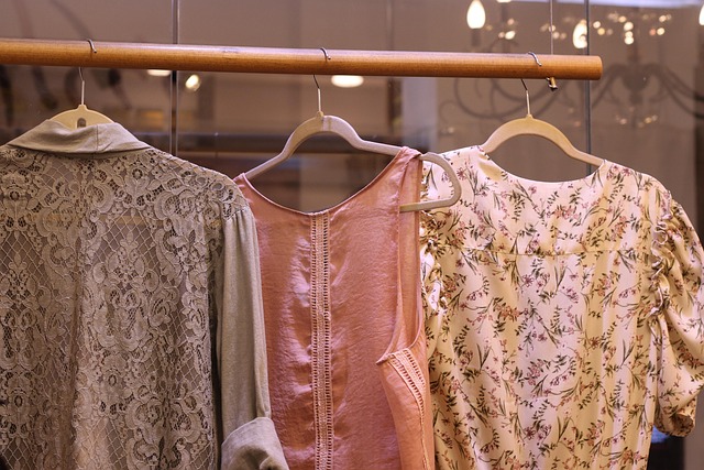 Arara de Roupas para Parede: Organização Inteligente e Design Funcional